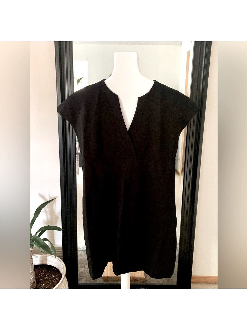 Cynthia Steffe Black V-Neck Short Sleeve Dress